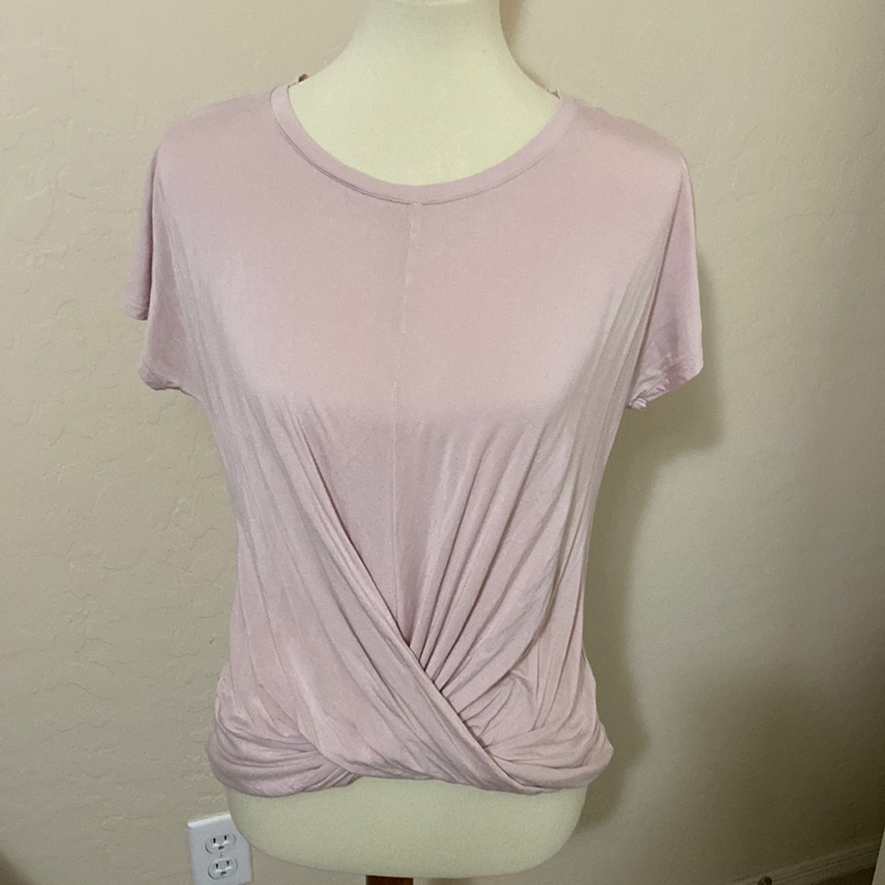 💕Express light pink twist front top.